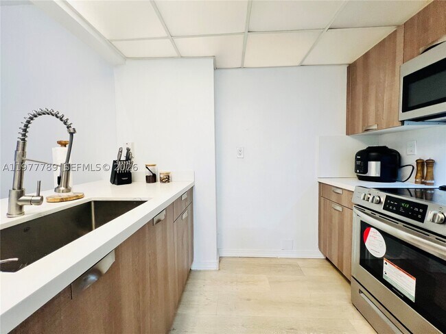 Building Photo - 540 Brickell Key Dr