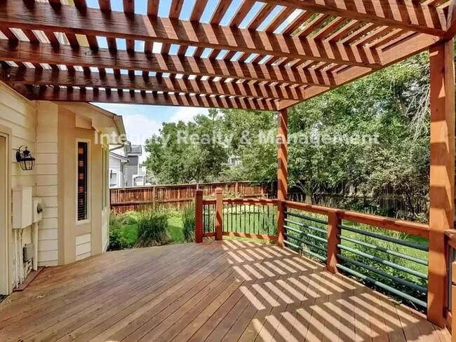 Building Photo - 3 Bed/3 Bath, 2,759 Sqft -9614 Pinebrook S...