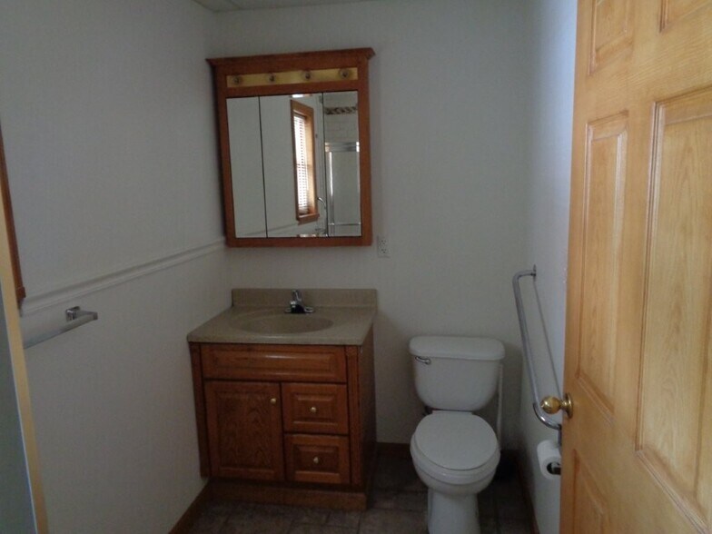 bathroom - 18 Montour St N