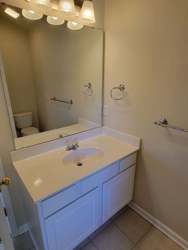 Building Photo - 4 bed, 2.5 Bath Home Available in Chartwel...