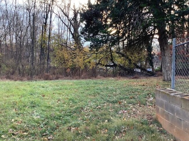 Building Photo - 13 Rainbow Forest Dr