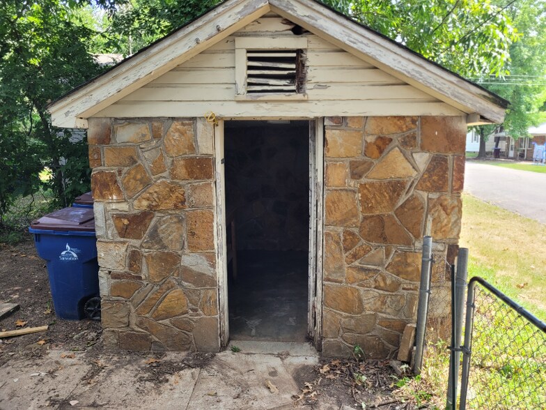 Building Photo - 2200 Dodson Ave