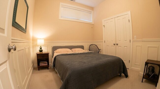 Building Photo - 2140 W Schiller St