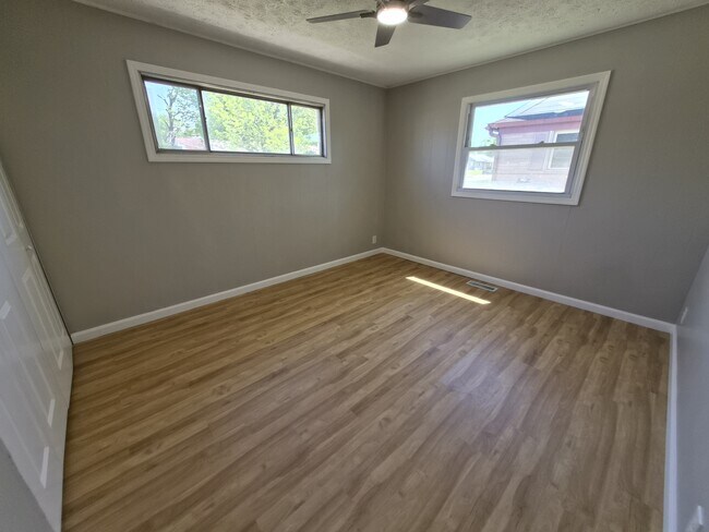 Building Photo - 464 Carol Dr