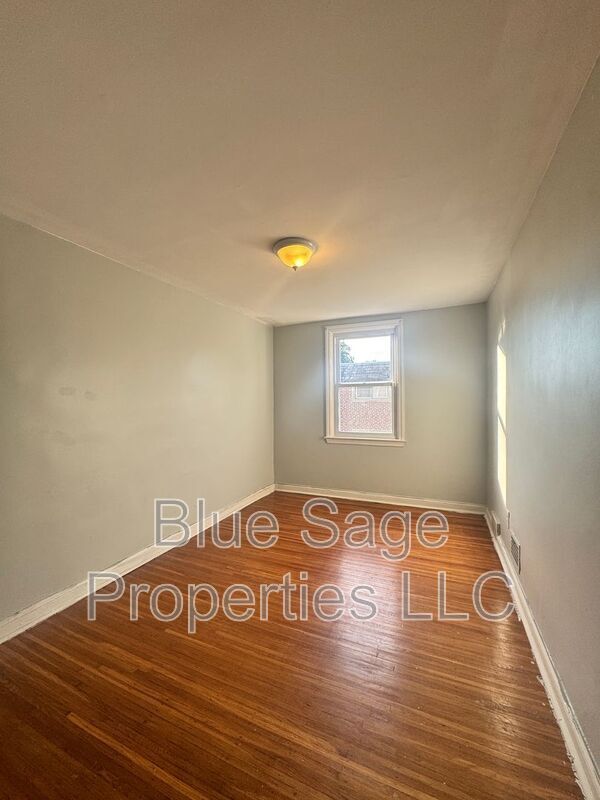 Building Photo - 2304 Bond Ave