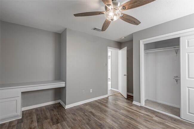 Building Photo - 2402 Sycamore Ave