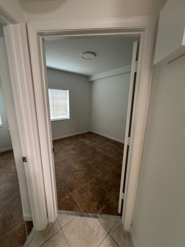 Building Photo - 1161 Golden Lakes Blvd