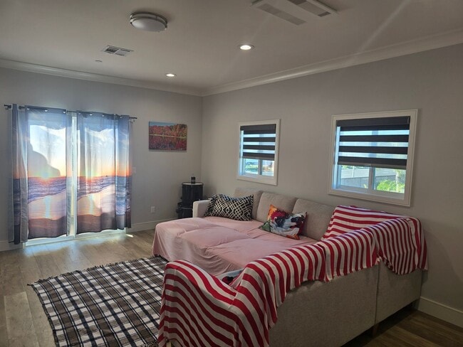Building Photo - Fully Furnished 2 Bed, 2 Bath Townhome – 5...