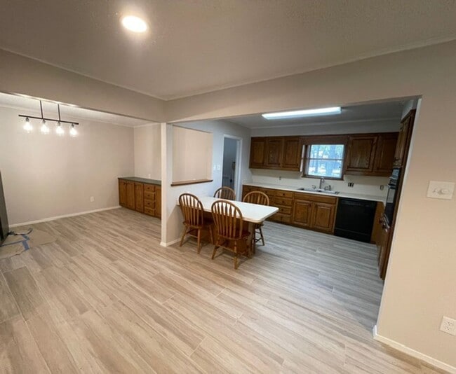 Building Photo - Quiet Community Living in Elm Mott