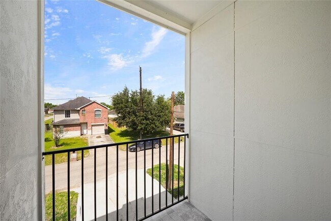 Building Photo - 3415 Redbud St