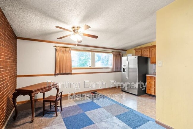 Building Photo - 6452 Evergreen Blvd