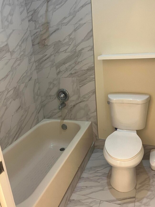 Building Photo - 1627 Hawthorne Pl