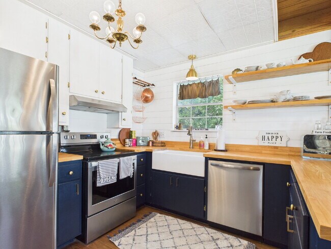 Building Photo - Hunting Retreat with 40 acre Yard