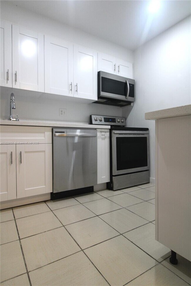 Building Photo - 3750 Inverrary Dr