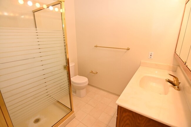 Building Photo - Beautiful 4 bedroom 2 bathroom home for the New Year!