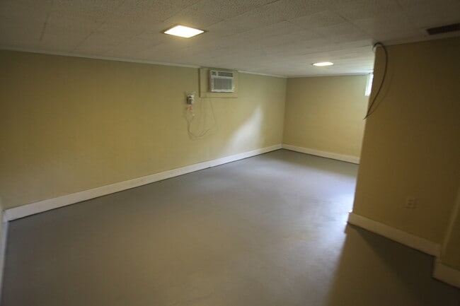 Building Photo - 3bed/2bath House off of Wire Road. Rental includes water!