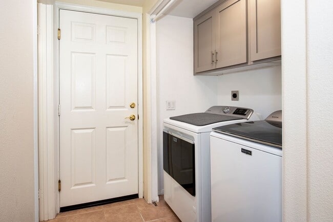 Building Photo - Storke Ranch 3-bd/2.5 bth Home!