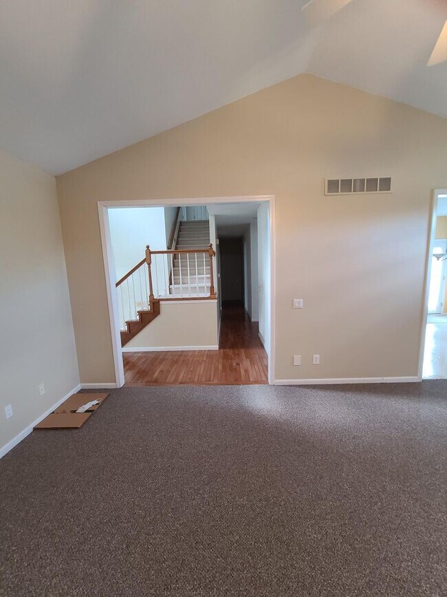 Building Photo - 5 Bedroom 2 and 1/2 bathrooms located in Cherry Hills Subdivision! Available Now!