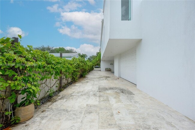 Building Photo - 472 Minola Dr