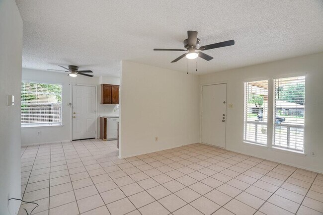 Building Photo - 10310 Little Pebble Dr