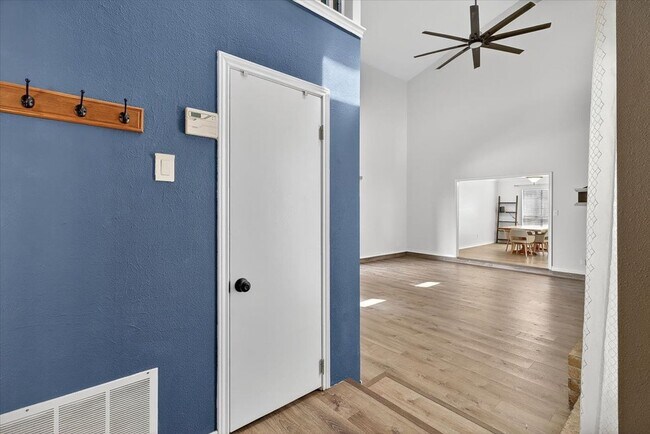 Building Photo - 5410 Fox Run Dr