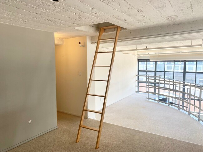 Building Photo - STUNNING LARGE CORNER LIVE/WORK 1 BED+ DEN...