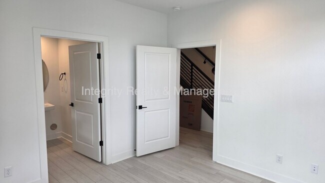Building Photo - 11014 E Hinsdale Cir