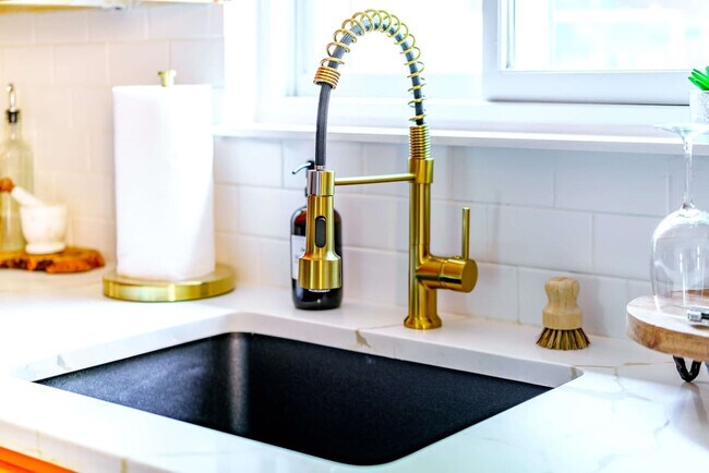 Building Photo - 98 Brickel St