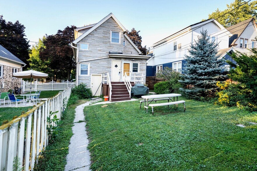 Back of the House - 2211 E Holt Ave