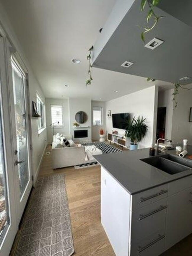 Building Photo - West End Three Bedroom with Modern Finishes