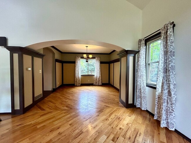 Building Photo - Beautiful 5 Bedroom Home with Large Private Yard