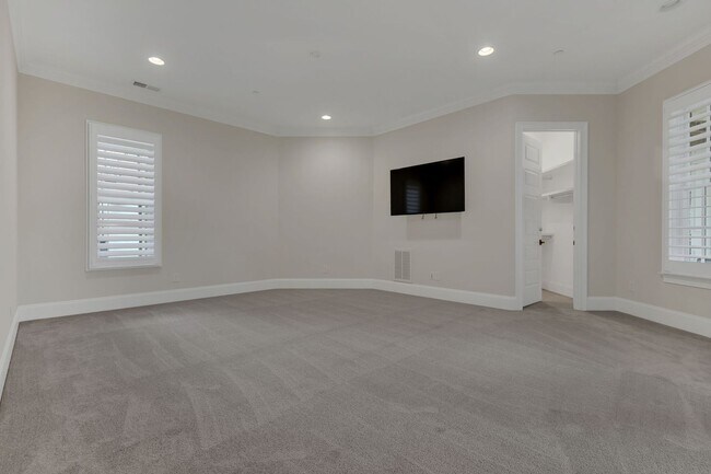Building Photo - Rent Unfurnished or Fully Furnished - 4 Be...