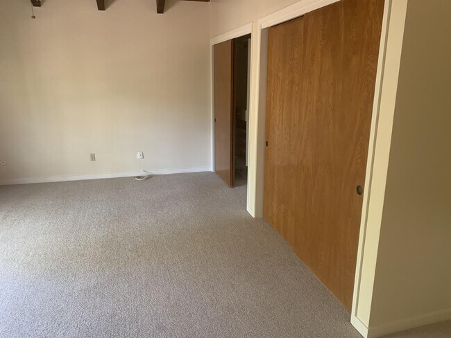 Building Photo - 1645 Encino Ct