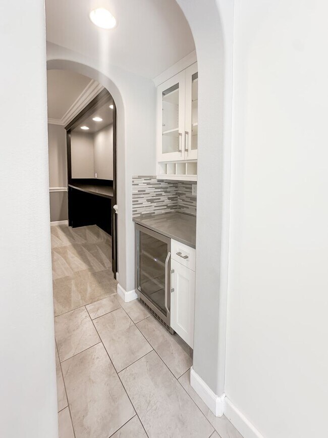 Building Photo - 32920 Northshire Cir