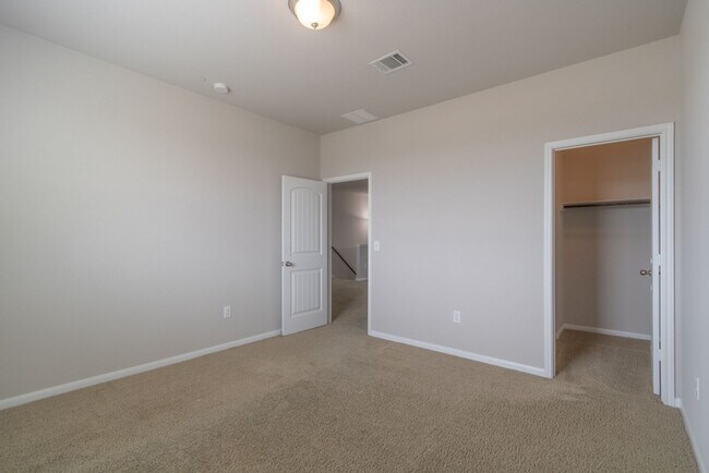Building Photo - 2880 Donnell Dr