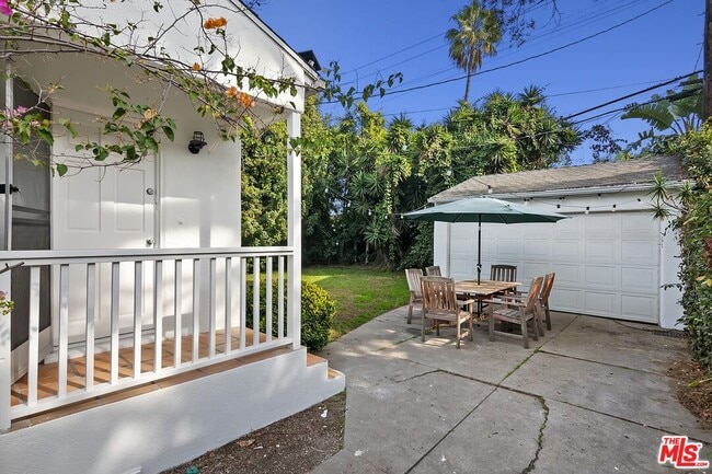 Building Photo - 3032 Oakhurst Ave