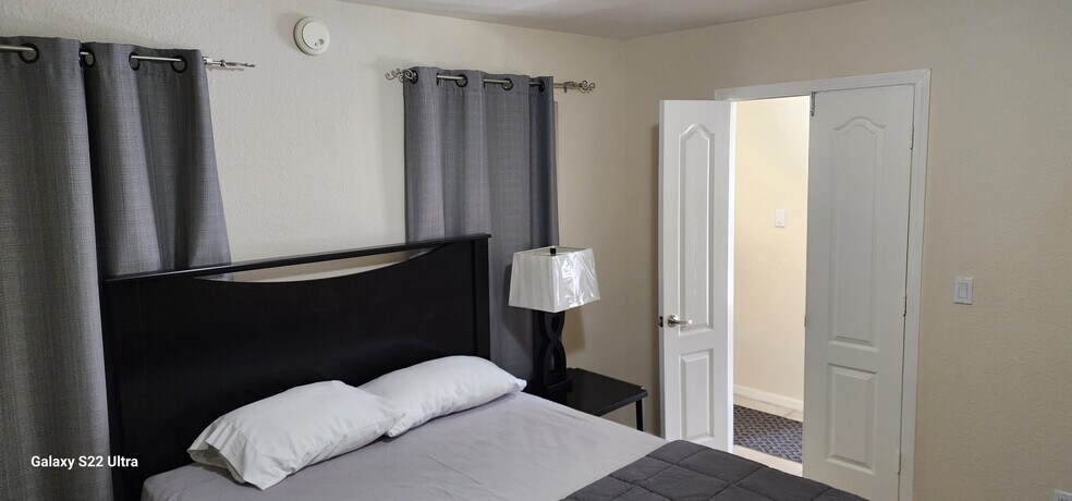 Building Photo - 746 Oakmont Ave