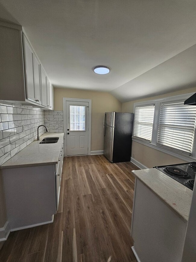 Building Photo - 610 Lynwood Ave NE