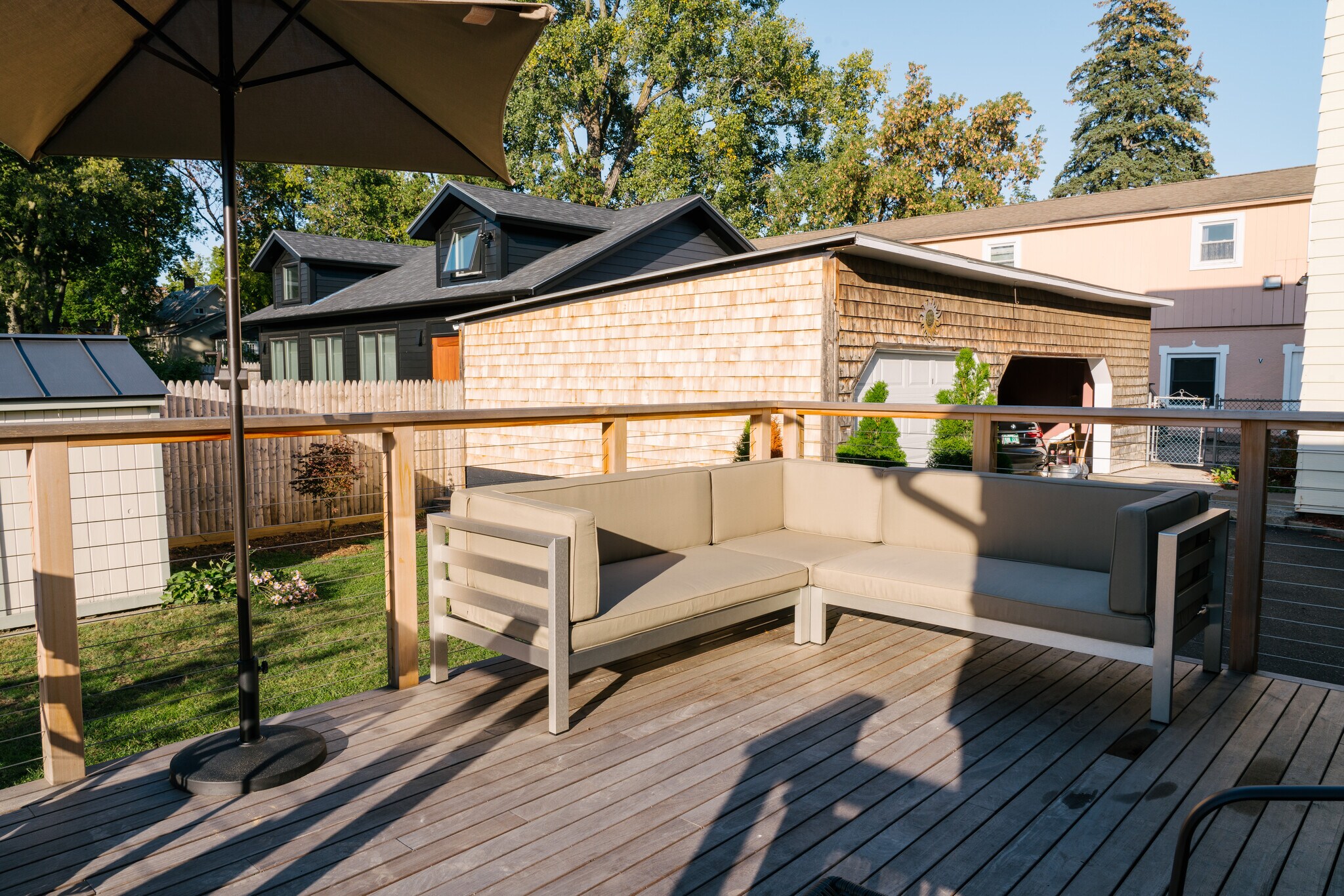 Spacious ipe deck - 80 Maple St