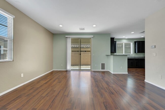 Building Photo - 3 bed/2.5 bath perfect corner home