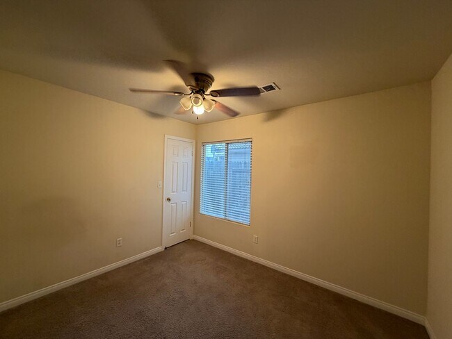 Building Photo - Take a look at this Gorgeous NW Bakersfield Home