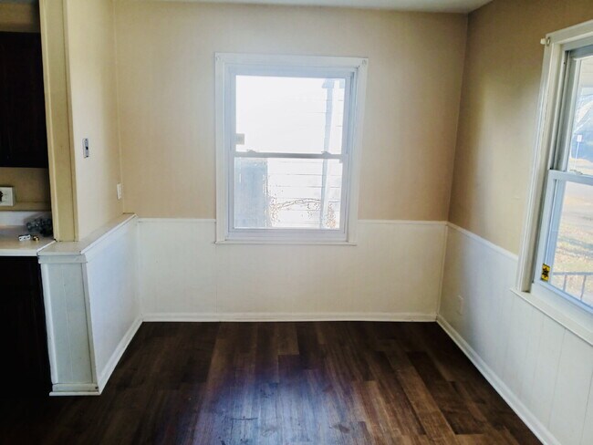 Building Photo - 21465 Syracuse Ave