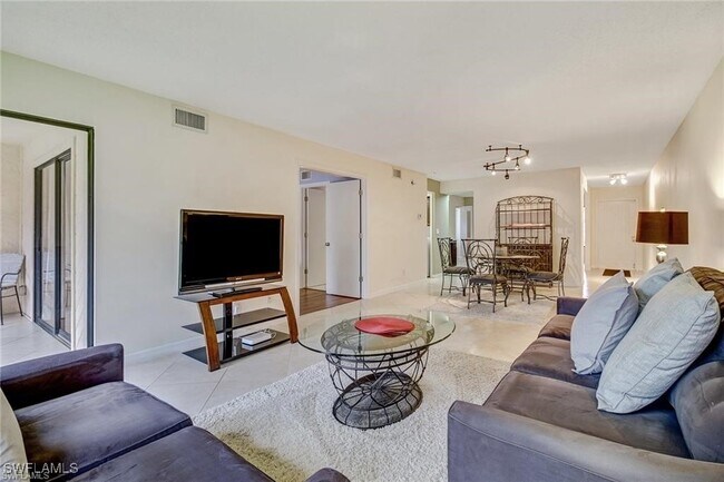 Building Photo - 124 Cypress Way E