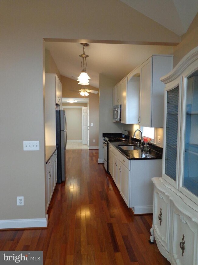 Building Photo - 5590 Old Farm Ln