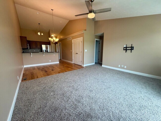 Building Photo - 4 bedroom TOWNHOUSE in North Lincoln