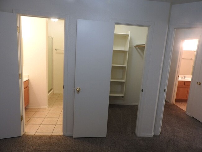 Building Photo - K-1022