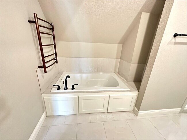 Building Photo - "Charming Fayetteville Home: 3 Bed, 3 Bath, 1709 Sq Ft with Granite & Hardwood Elegance!"