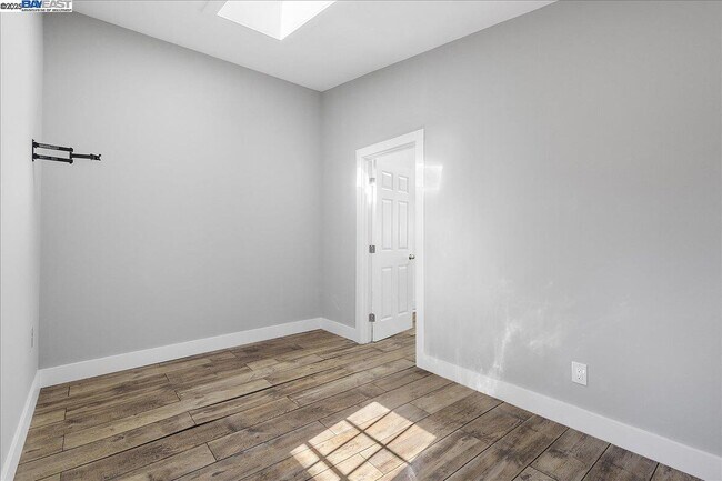 Building Photo - 2529 Noble Ave