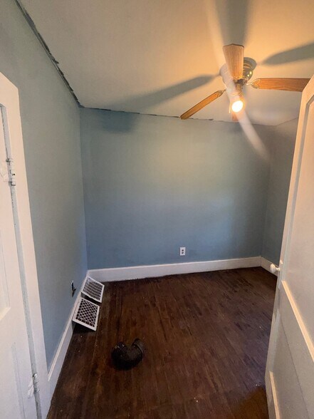 Building Photo - 805 Waldman Ave