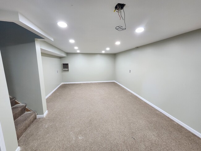 Building Photo - 1S134 Holyoke Ln